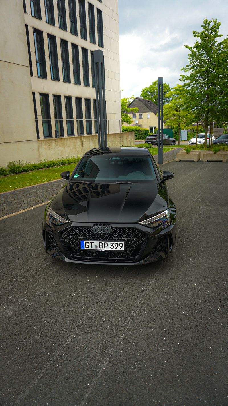 Audi RS3 Limousine mieten in Bielefeld – Frontansicht