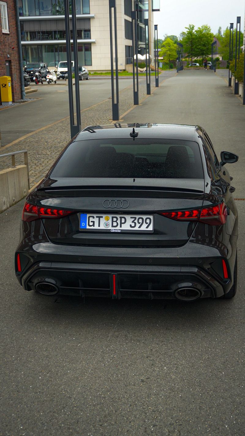 Audi RS3 Limousine mieten in Bielefeld – Heckansicht