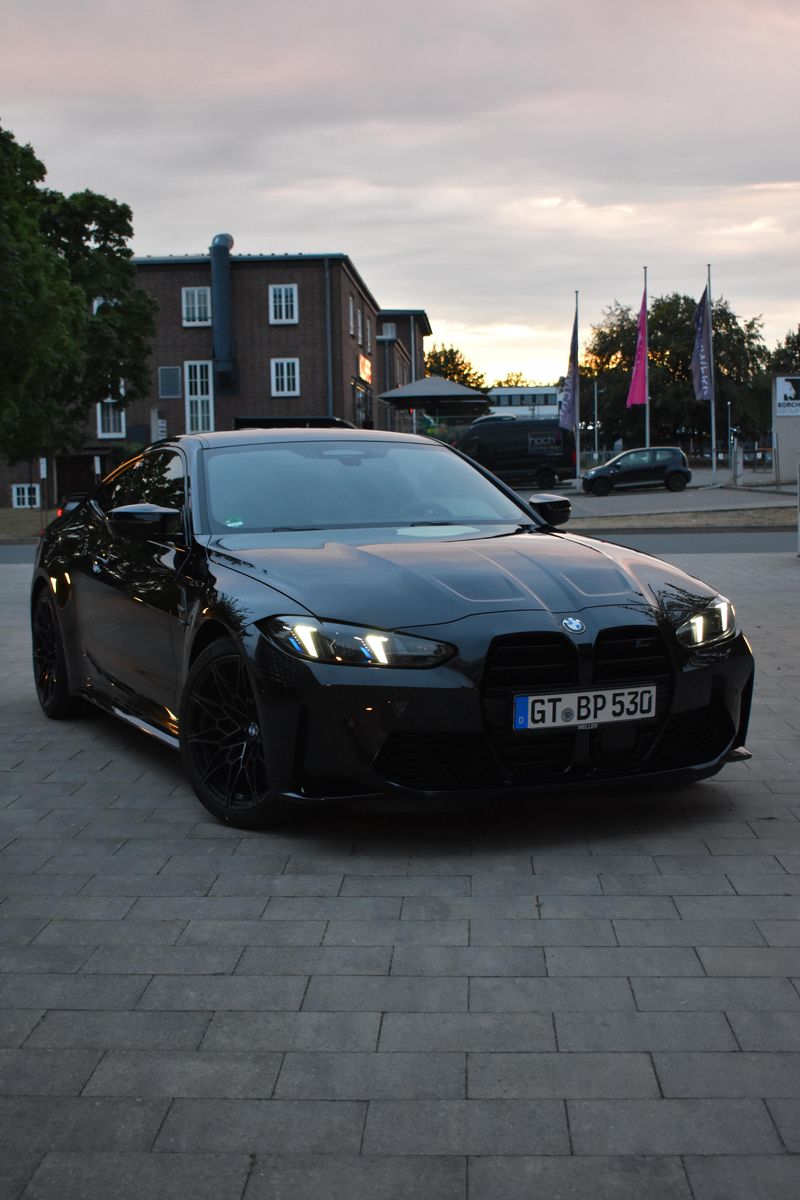 BMW M4 Competition xDrive mieten in Bielefeld – Frontansicht