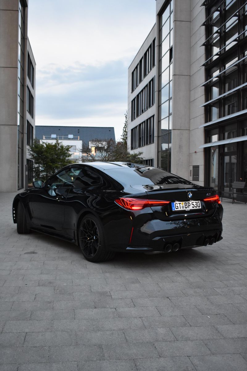 BMW M4 Competition xDrive mieten in Bielefeld – Heckansicht